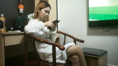 探花新片 只想做一名合格的舔狗_泡良，这次是年轻小妹妹，20岁，小骚逼一开始挺矜持，挑逗许久推倒，逼逼好紧干着真开心